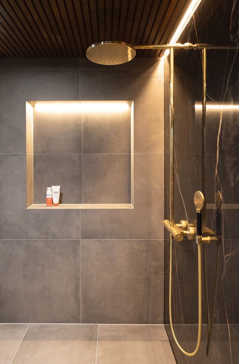 Sama led-nauhatyyppi 7,2 Wm ja aluminiiprofiili, pinta-asennettava 8×18, matala musta luovat tasapainoisen kokonaisuuden. © LedStore.fi